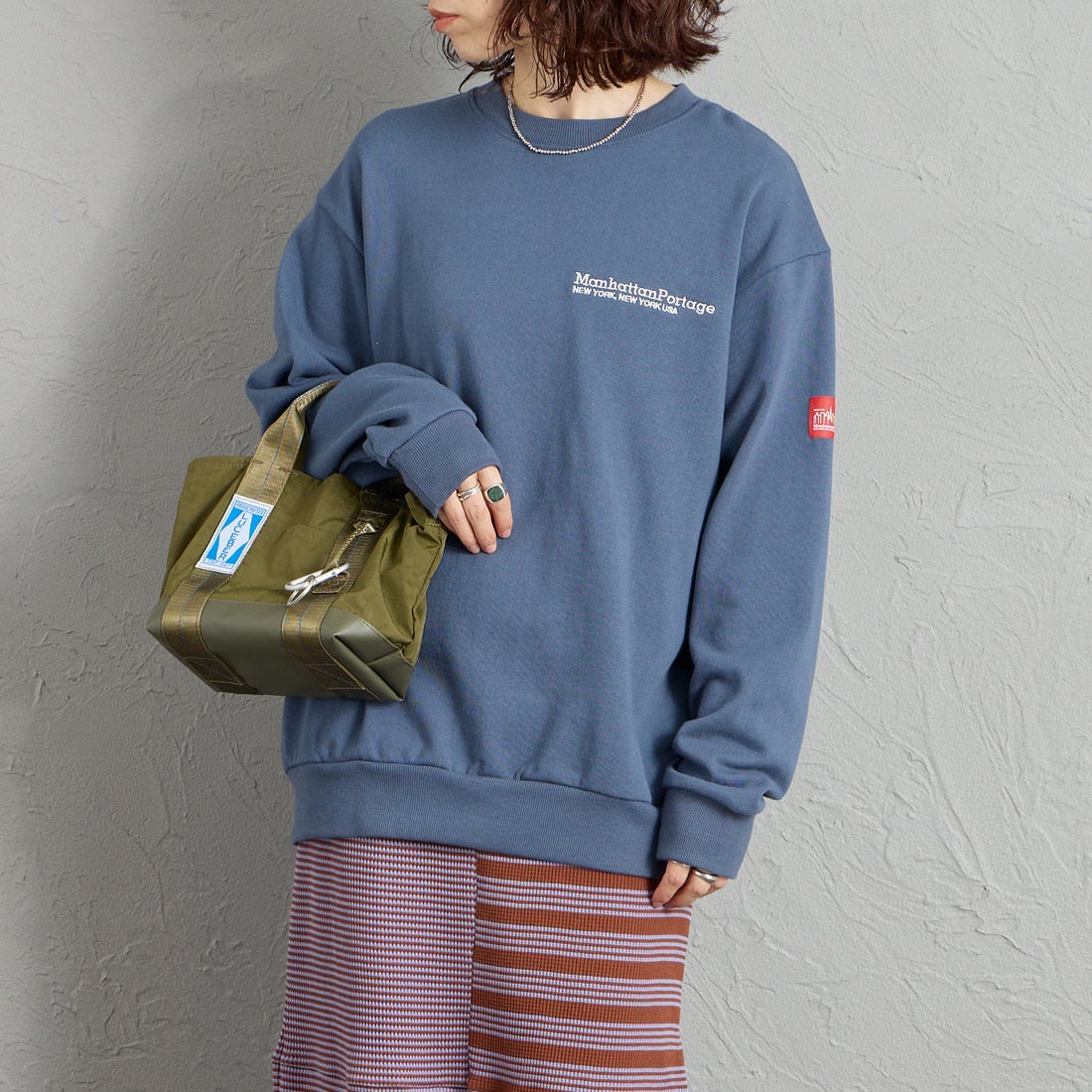 MANHATTAN PORTAGE [マンハッタンポーテージ] 別注 バック切替デザイン クルーネックスウェット [26FWMP-IN87-JF] BLUE &&モデル身長：158cm 着用サイズ：S&&