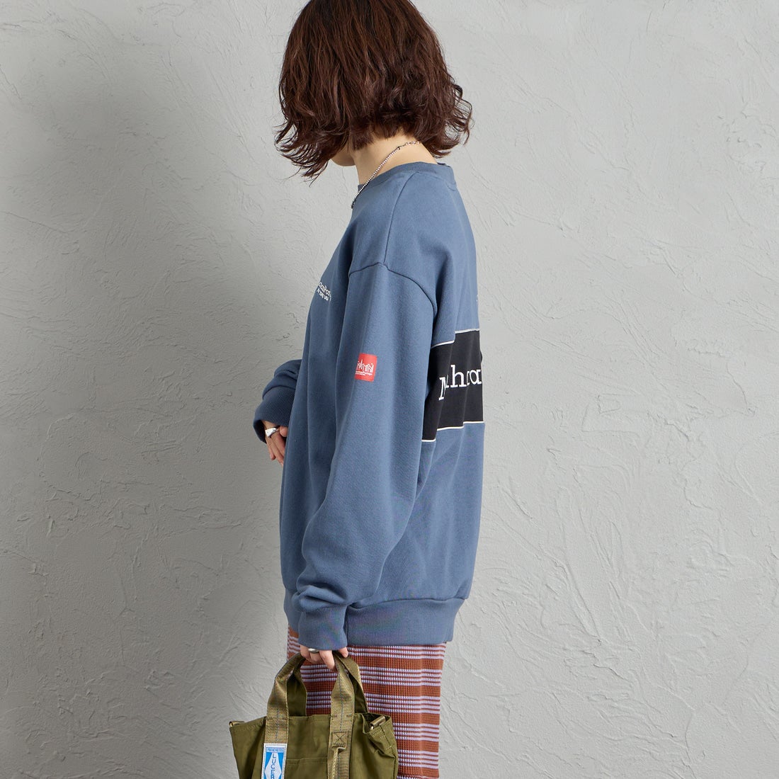 MANHATTAN PORTAGE [マンハッタンポーテージ] 別注 バック切替デザイン クルーネックスウェット [26FWMP-IN87-JF] BLUE &&モデル身長：158cm 着用サイズ：S&&