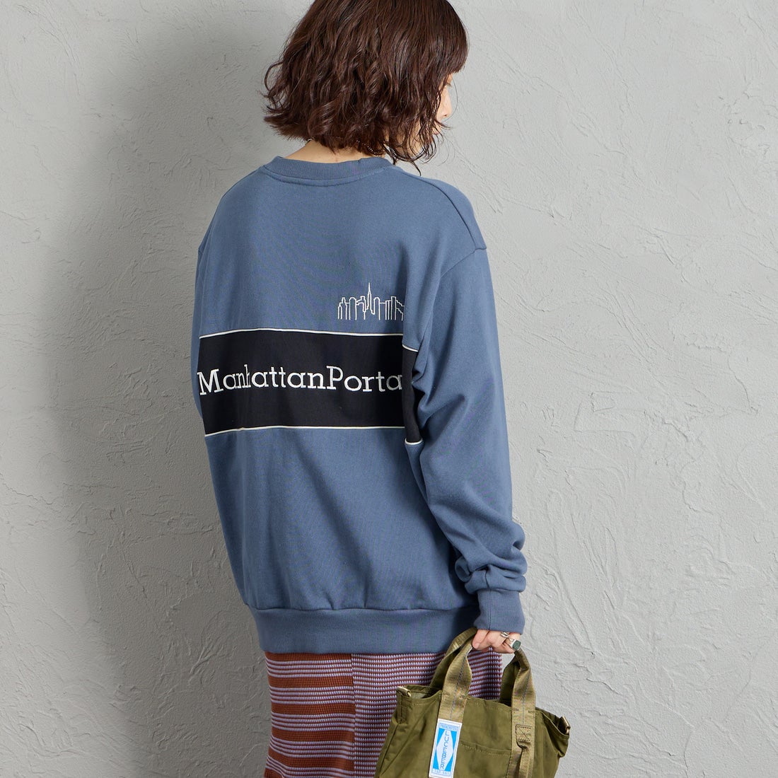 MANHATTAN PORTAGE [マンハッタンポーテージ] 別注 バック切替デザイン クルーネックスウェット [26FWMP-IN87-JF] BLUE &&モデル身長：158cm 着用サイズ：S&&