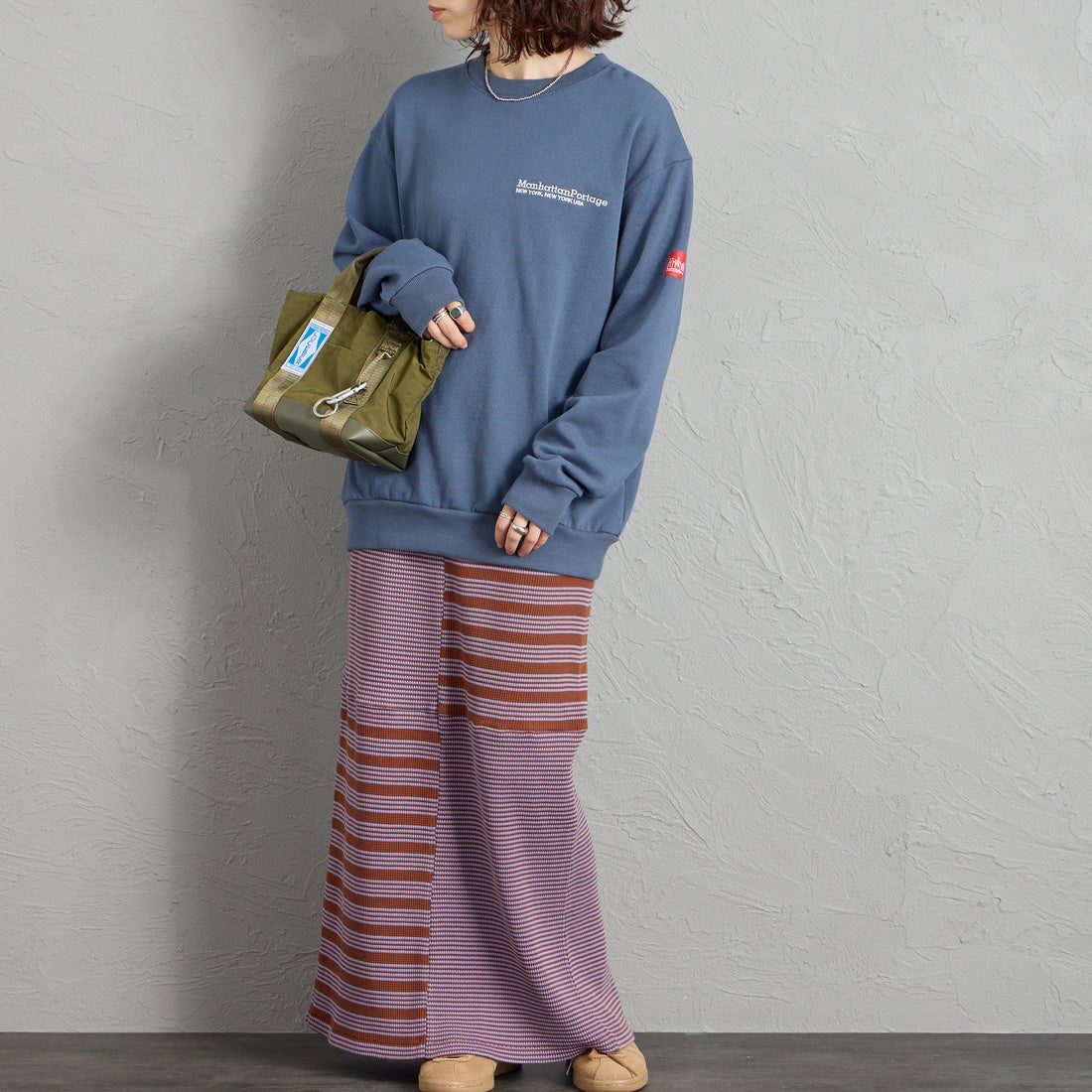 MANHATTAN PORTAGE [マンハッタンポーテージ] 別注 バック切替デザイン クルーネックスウェット [26FWMP-IN87-JF] BLUE &&モデル身長：158cm 着用サイズ：S&&