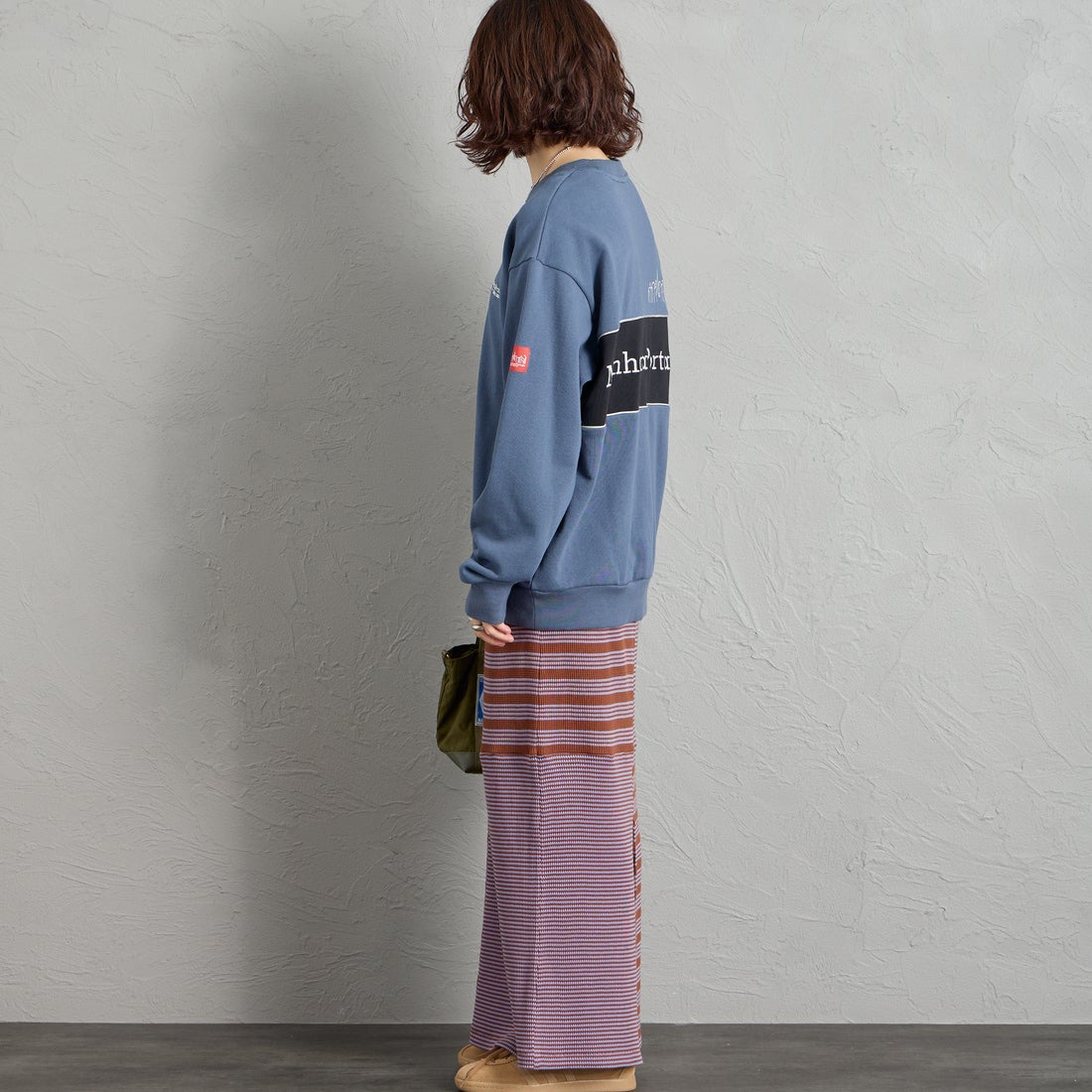 MANHATTAN PORTAGE [マンハッタンポーテージ] 別注 バック切替デザイン クルーネックスウェット [26FWMP-IN87-JF] BLUE &&モデル身長：158cm 着用サイズ：S&&