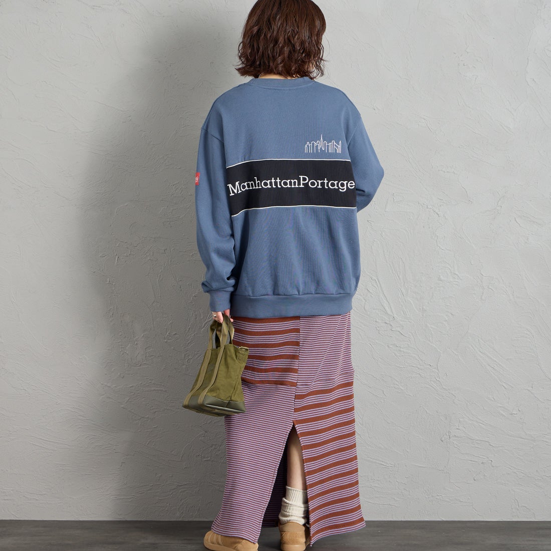 MANHATTAN PORTAGE [マンハッタンポーテージ] 別注 バック切替デザイン クルーネックスウェット [26FWMP-IN87-JF] BLUE &&モデル身長：158cm 着用サイズ：S&&