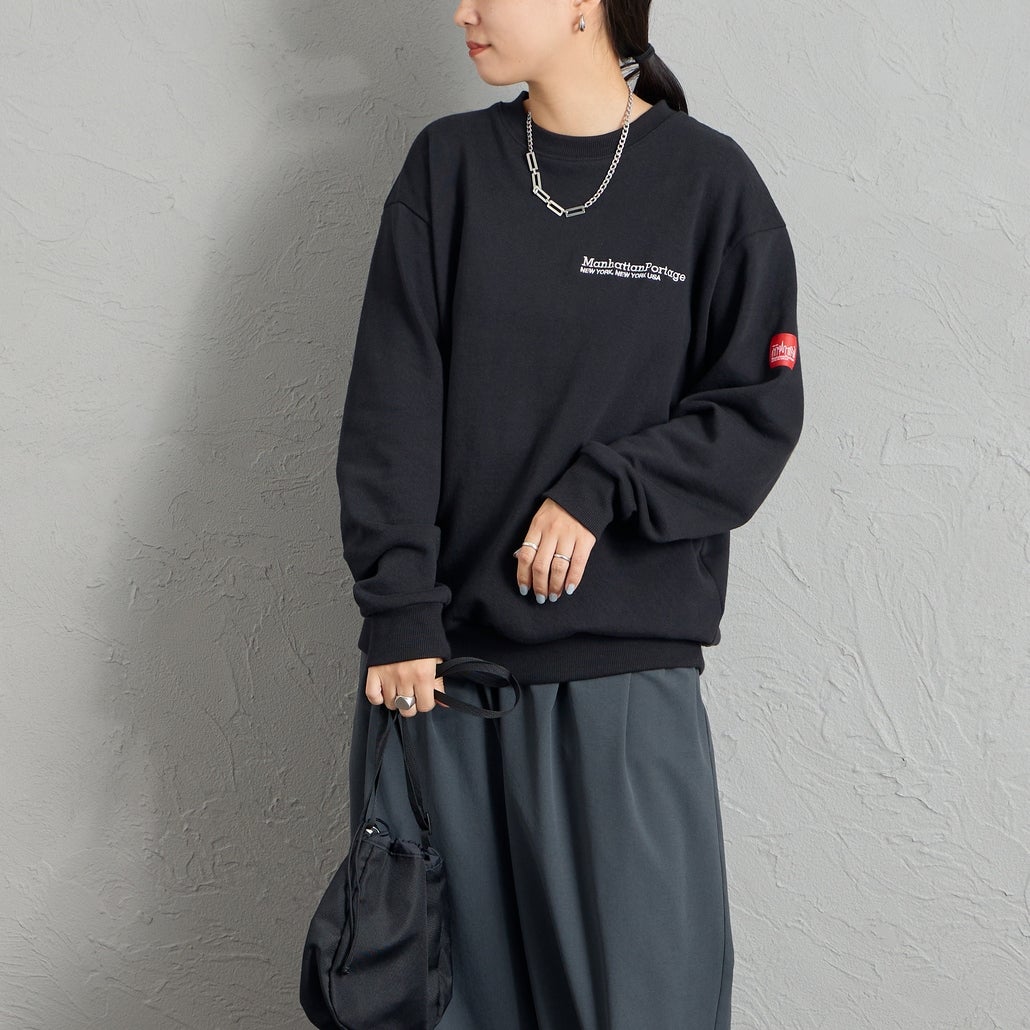MANHATTAN PORTAGE [マンハッタンポーテージ] 別注 バック切替デザイン クルーネックスウェット [26FWMP-IN87-JF] BLACK &&モデル身長：156cm 着用サイズ：S&&