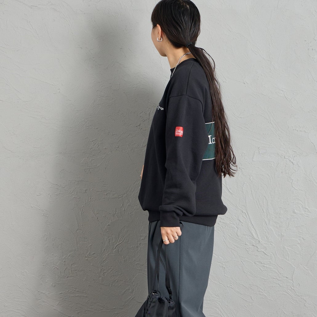MANHATTAN PORTAGE [マンハッタンポーテージ] 別注 バック切替デザイン クルーネックスウェット [26FWMP-IN87-JF] BLACK &&モデル身長：156cm 着用サイズ：S&&