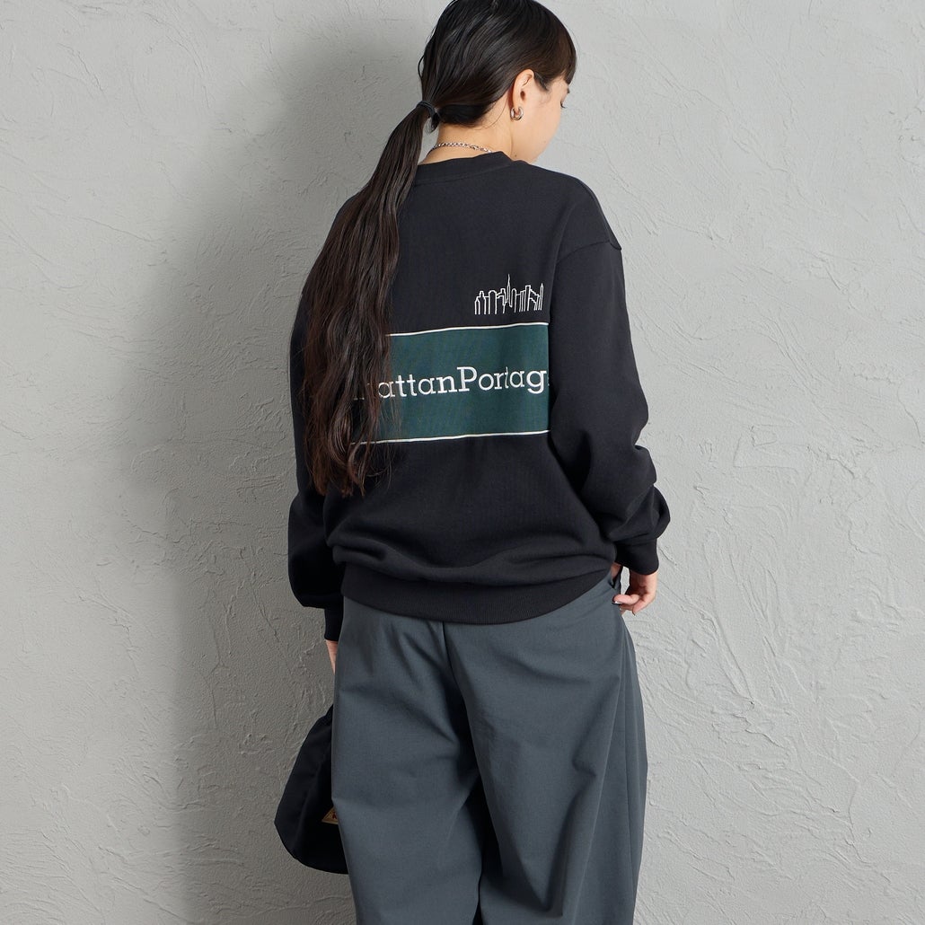 MANHATTAN PORTAGE [マンハッタンポーテージ] 別注 バック切替デザイン クルーネックスウェット [26FWMP-IN87-JF] BLACK &&モデル身長：156cm 着用サイズ：S&&