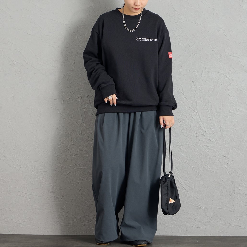 MANHATTAN PORTAGE [マンハッタンポーテージ] 別注 バック切替デザイン クルーネックスウェット [26FWMP-IN87-JF] BLACK &&モデル身長：156cm 着用サイズ：S&&