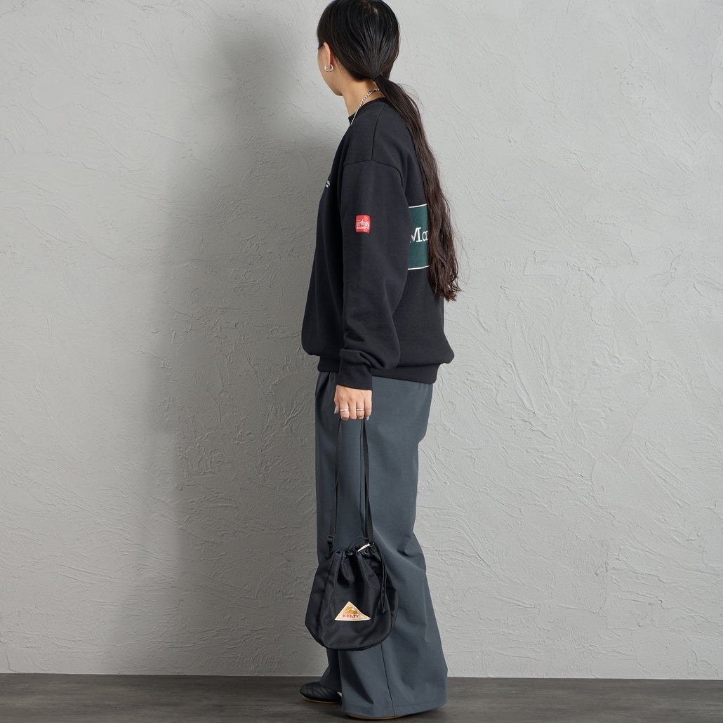 MANHATTAN PORTAGE [マンハッタンポーテージ] 別注 バック切替デザイン クルーネックスウェット [26FWMP-IN87-JF] BLACK &&モデル身長：156cm 着用サイズ：S&&