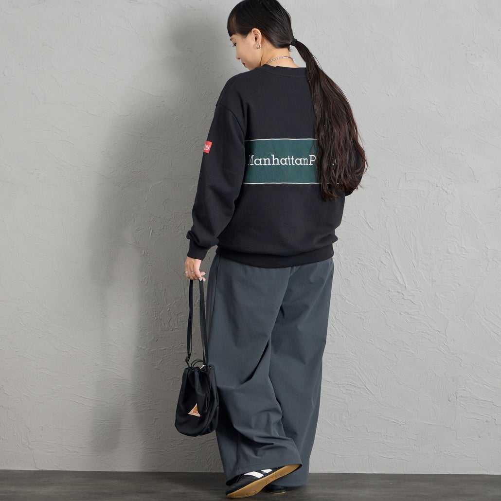 MANHATTAN PORTAGE [マンハッタンポーテージ] 別注 バック切替デザイン クルーネックスウェット [26FWMP-IN87-JF] BLACK &&モデル身長：156cm 着用サイズ：S&&