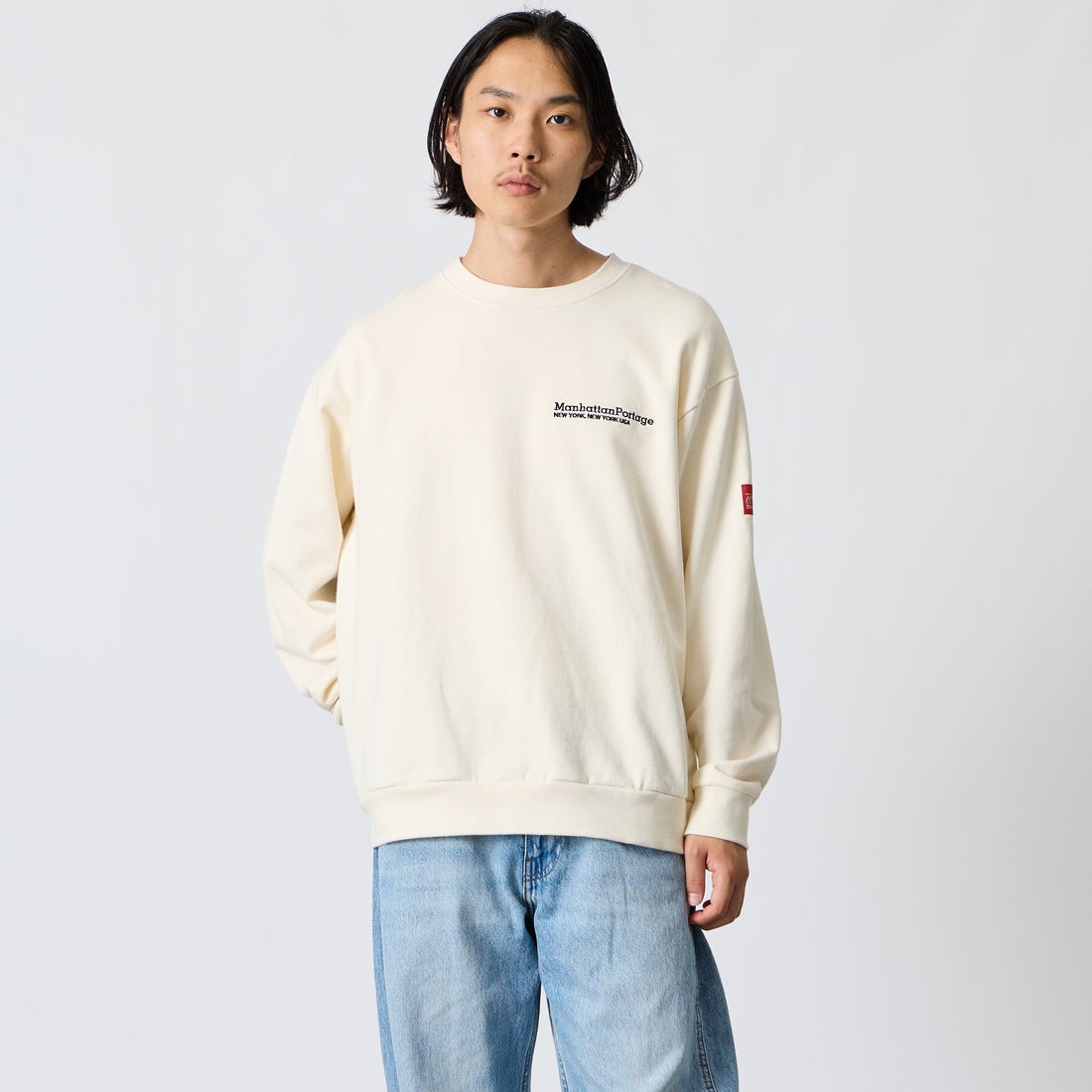 MANHATTAN PORTAGE [マンハッタンポーテージ] 別注 バック切替デザイン クルーネックスウェット [26FWMP-IN87-JF] IVORY &&モデル身長：175cm 着用サイズ：L&&