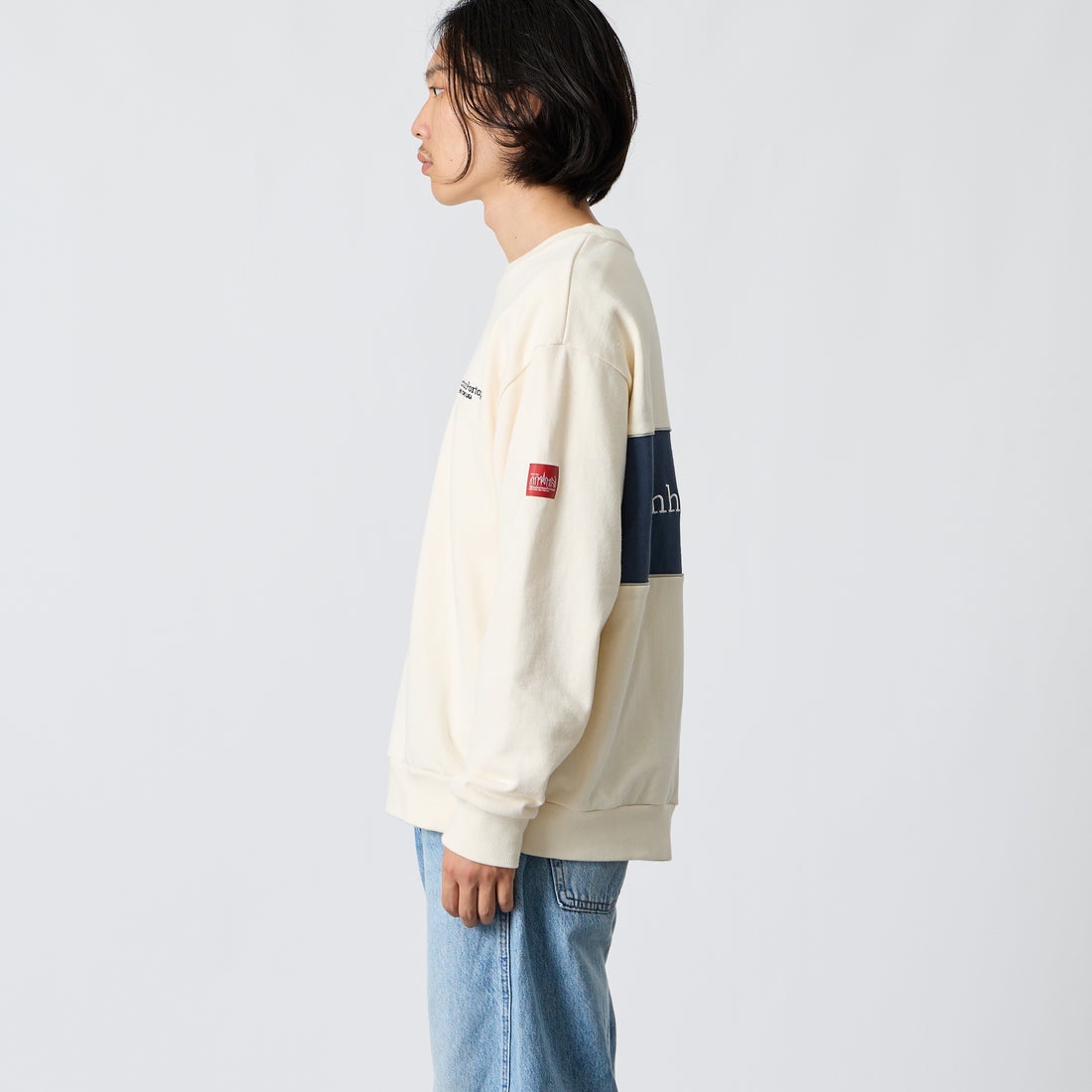 MANHATTAN PORTAGE [マンハッタンポーテージ] 別注 バック切替デザイン クルーネックスウェット [26FWMP-IN87-JF] IVORY &&モデル身長：175cm 着用サイズ：L&&