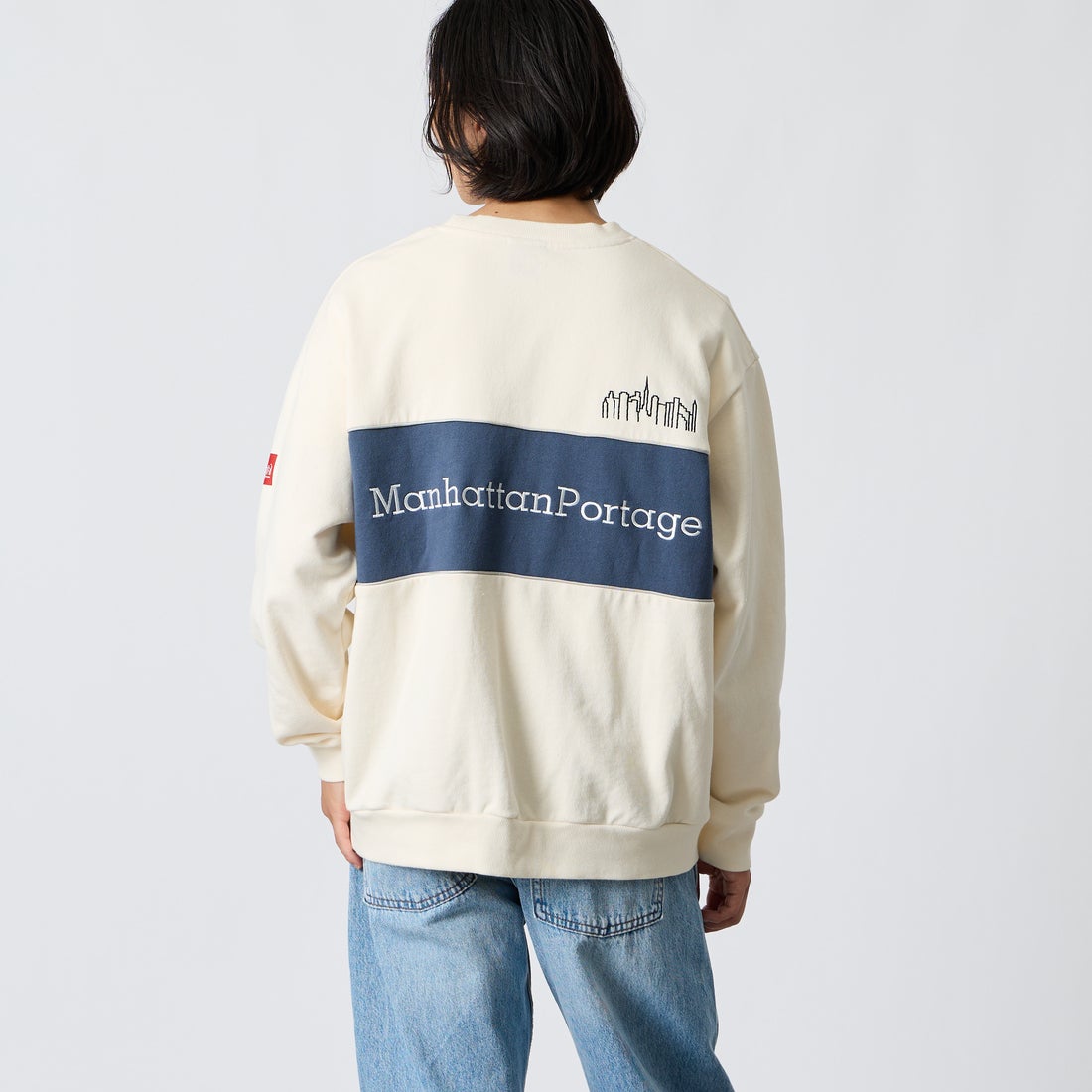 MANHATTAN PORTAGE [マンハッタンポーテージ] 別注 バック切替デザイン クルーネックスウェット [26FWMP-IN87-JF] IVORY &&モデル身長：175cm 着用サイズ：L&&
