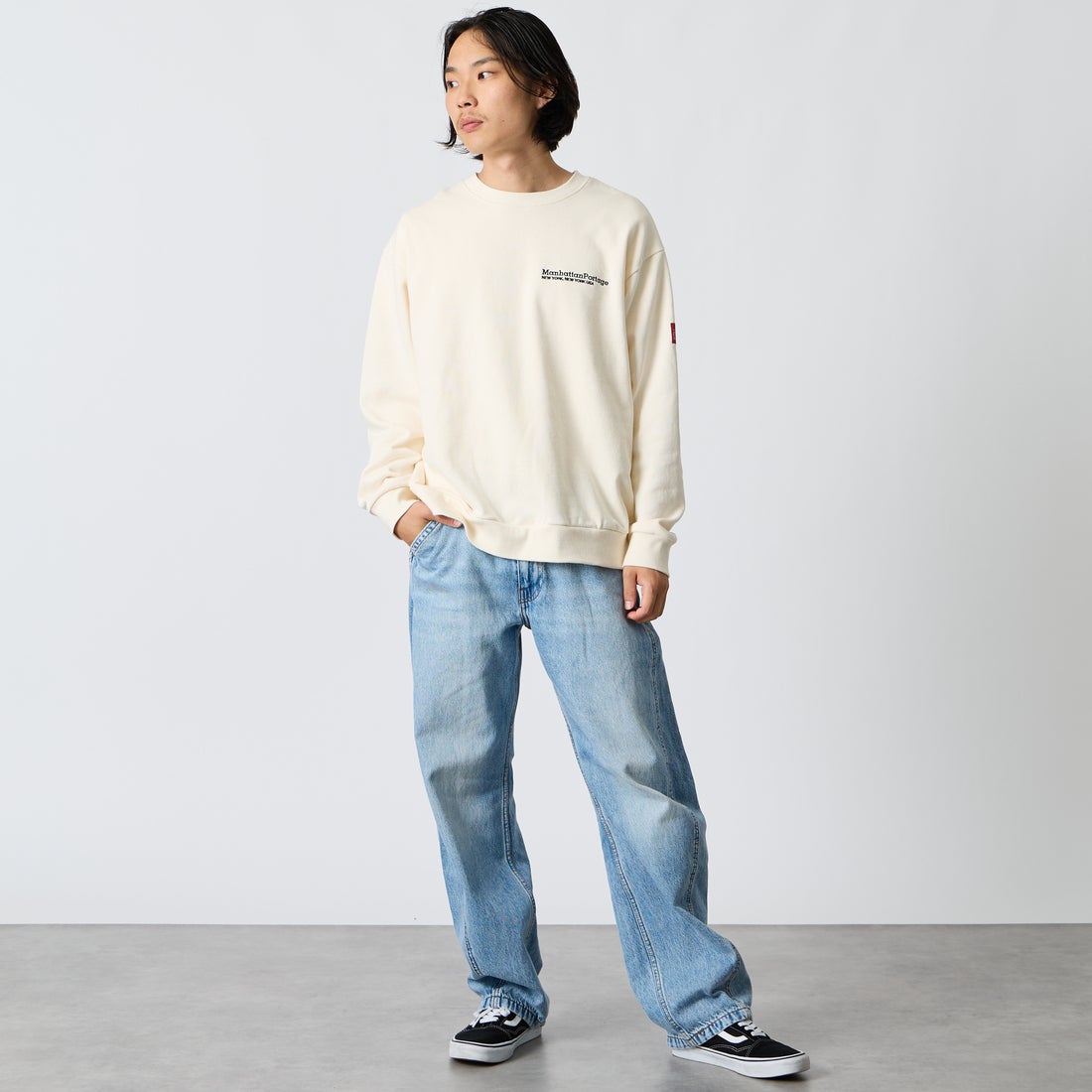 MANHATTAN PORTAGE [マンハッタンポーテージ] 別注 バック切替デザイン クルーネックスウェット [26FWMP-IN87-JF] IVORY &&モデル身長：175cm 着用サイズ：L&&