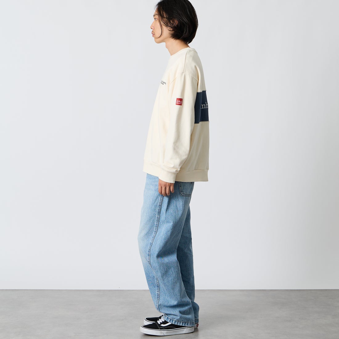 MANHATTAN PORTAGE [マンハッタンポーテージ] 別注 バック切替デザイン クルーネックスウェット [26FWMP-IN87-JF] IVORY &&モデル身長：175cm 着用サイズ：L&&