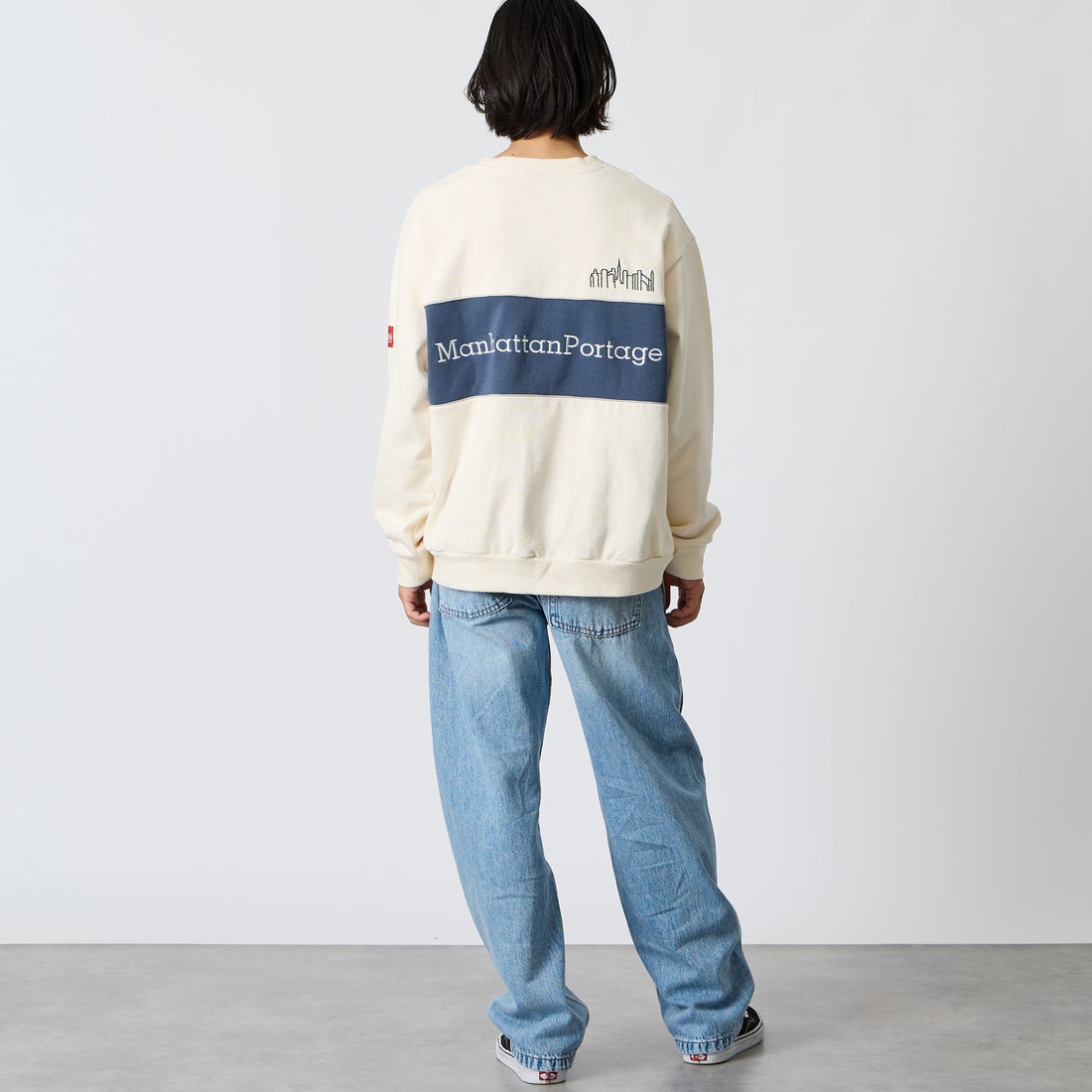 MANHATTAN PORTAGE [マンハッタンポーテージ] 別注 バック切替デザイン クルーネックスウェット [26FWMP-IN87-JF] IVORY &&モデル身長：175cm 着用サイズ：L&&