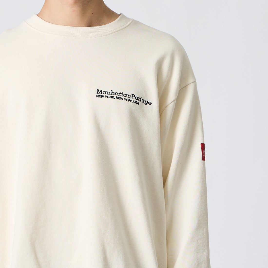 MANHATTAN PORTAGE [マンハッタンポーテージ] 別注 バック切替デザイン クルーネックスウェット [26FWMP-IN87-JF] IVORY &&モデル身長：175cm 着用サイズ：L&&