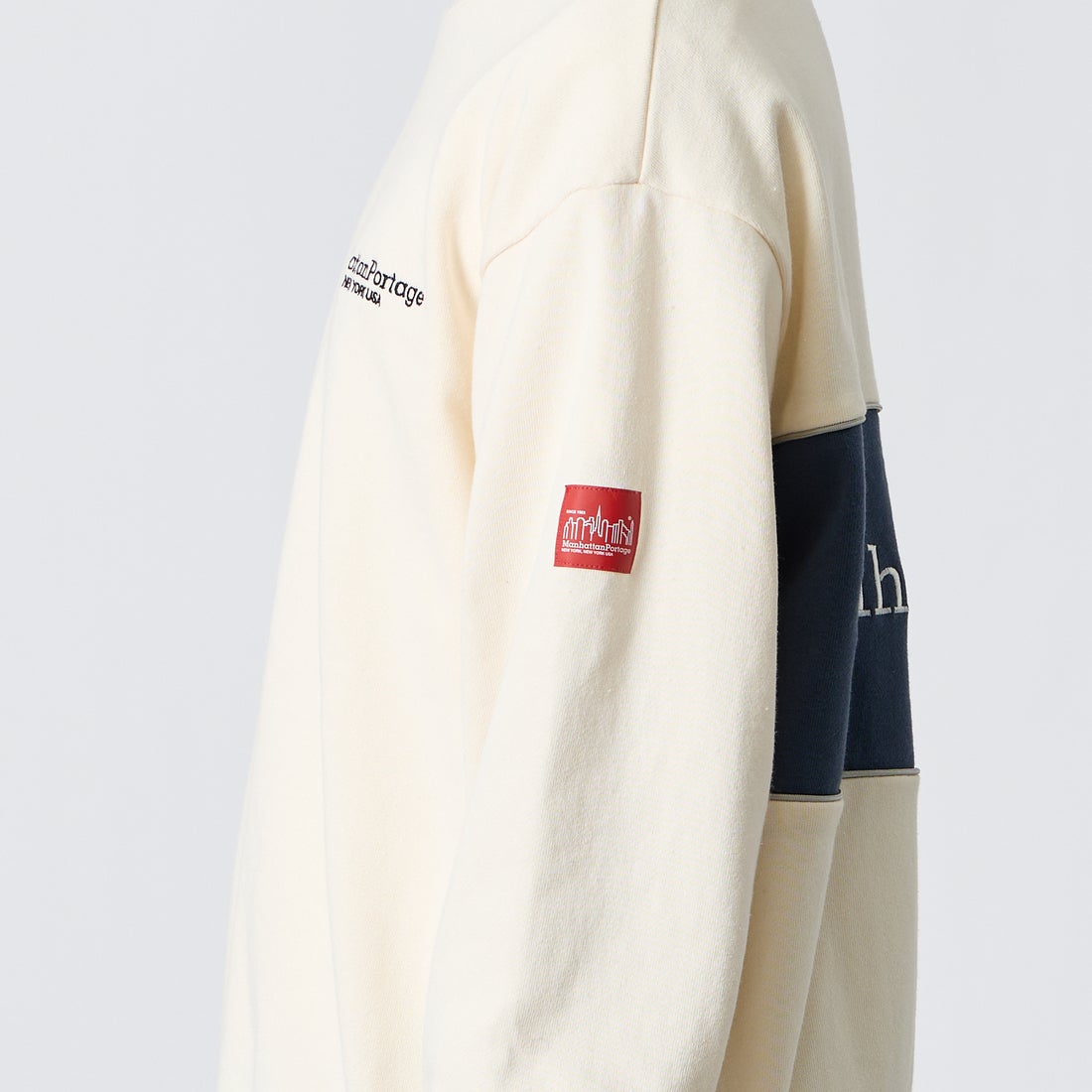 MANHATTAN PORTAGE [マンハッタンポーテージ] 別注 バック切替デザイン クルーネックスウェット [26FWMP-IN87-JF] IVORY &&モデル身長：175cm 着用サイズ：L&&