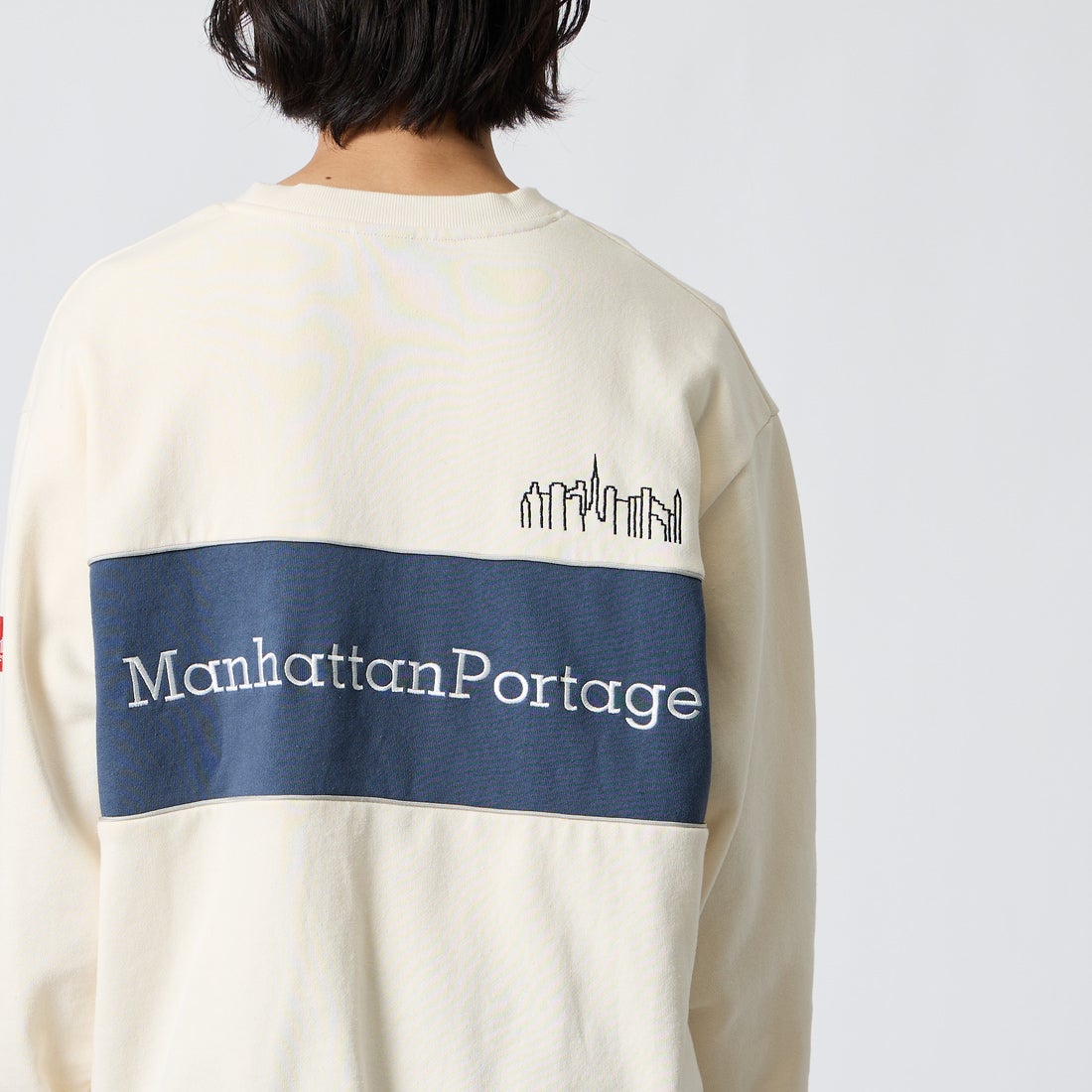 MANHATTAN PORTAGE [マンハッタンポーテージ] 別注 バック切替デザイン クルーネックスウェット [26FWMP-IN87-JF] IVORY &&モデル身長：175cm 着用サイズ：L&&