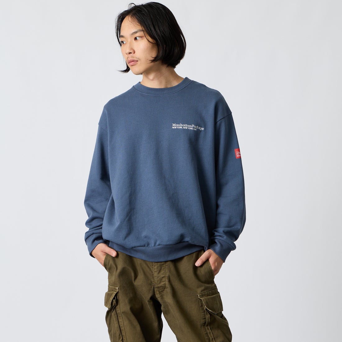 MANHATTAN PORTAGE [マンハッタンポーテージ] 別注 バック切替デザイン クルーネックスウェット [26FWMP-IN87-JF] BLUE &&モデル身長：175cm 着用サイズ：L&&