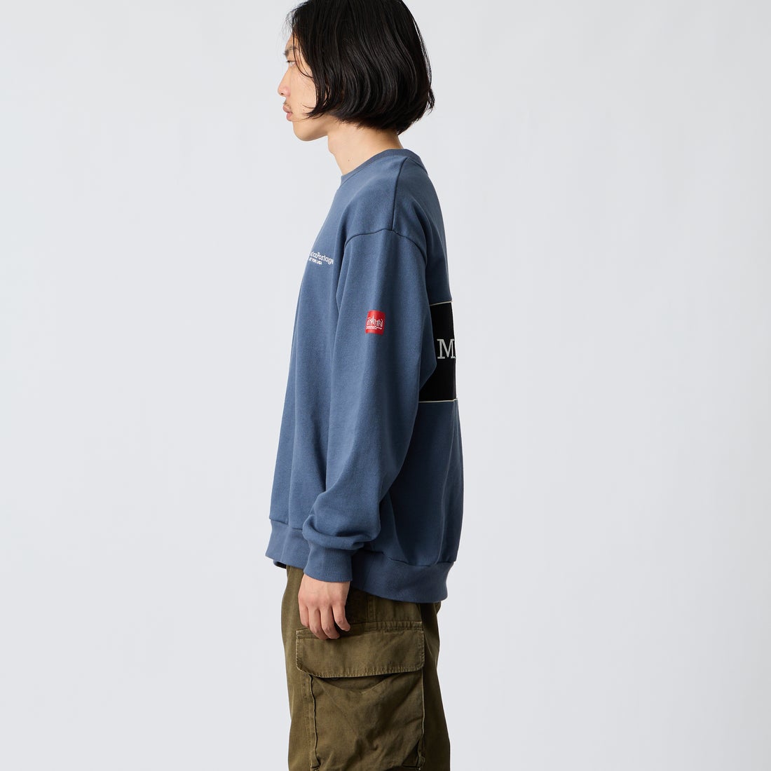 MANHATTAN PORTAGE [マンハッタンポーテージ] 別注 バック切替デザイン クルーネックスウェット [26FWMP-IN87-JF] BLUE &&モデル身長：175cm 着用サイズ：L&&