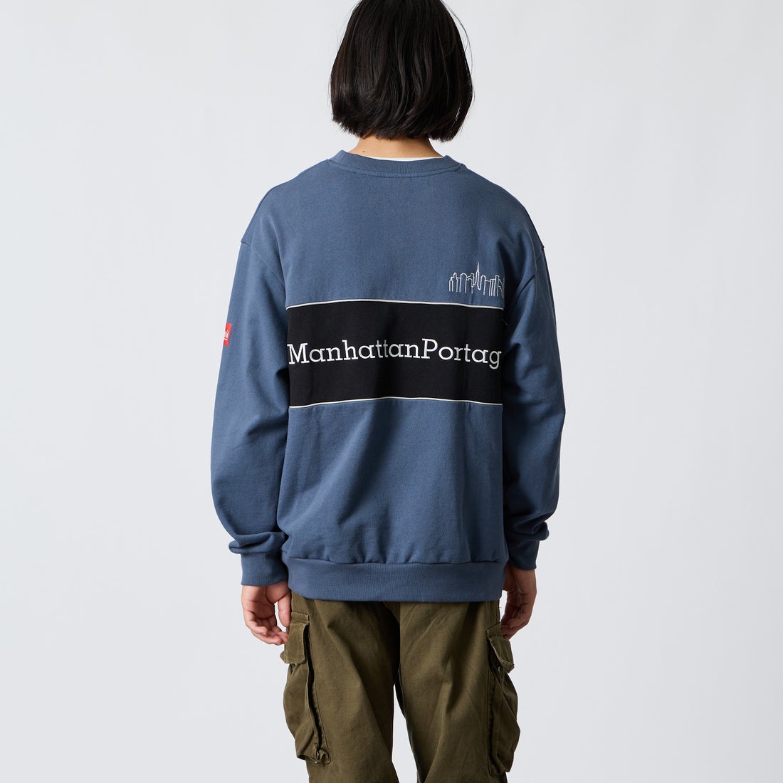 MANHATTAN PORTAGE [マンハッタンポーテージ] 別注 バック切替デザイン クルーネックスウェット [26FWMP-IN87-JF] BLUE &&モデル身長：175cm 着用サイズ：L&&
