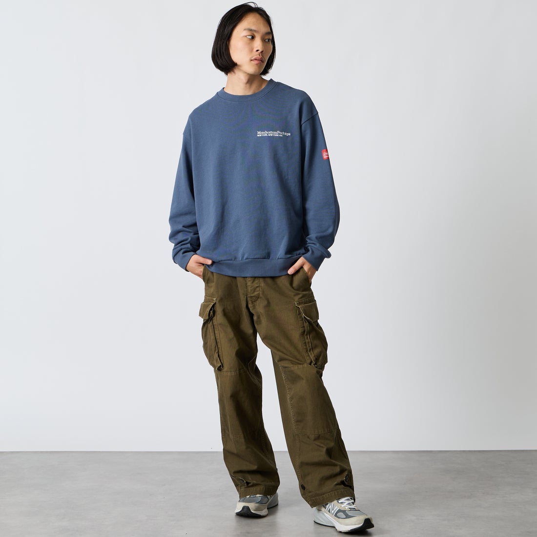 MANHATTAN PORTAGE [マンハッタンポーテージ] 別注 バック切替デザイン クルーネックスウェット [26FWMP-IN87-JF] BLUE &&モデル身長：175cm 着用サイズ：L&&