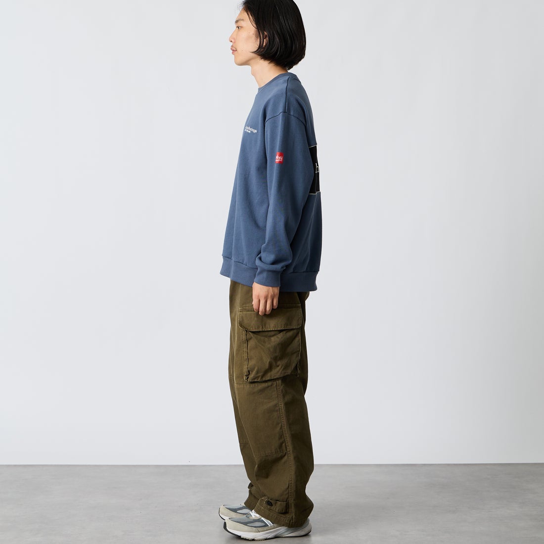 MANHATTAN PORTAGE [マンハッタンポーテージ] 別注 バック切替デザイン クルーネックスウェット [26FWMP-IN87-JF] BLUE &&モデル身長：175cm 着用サイズ：L&&