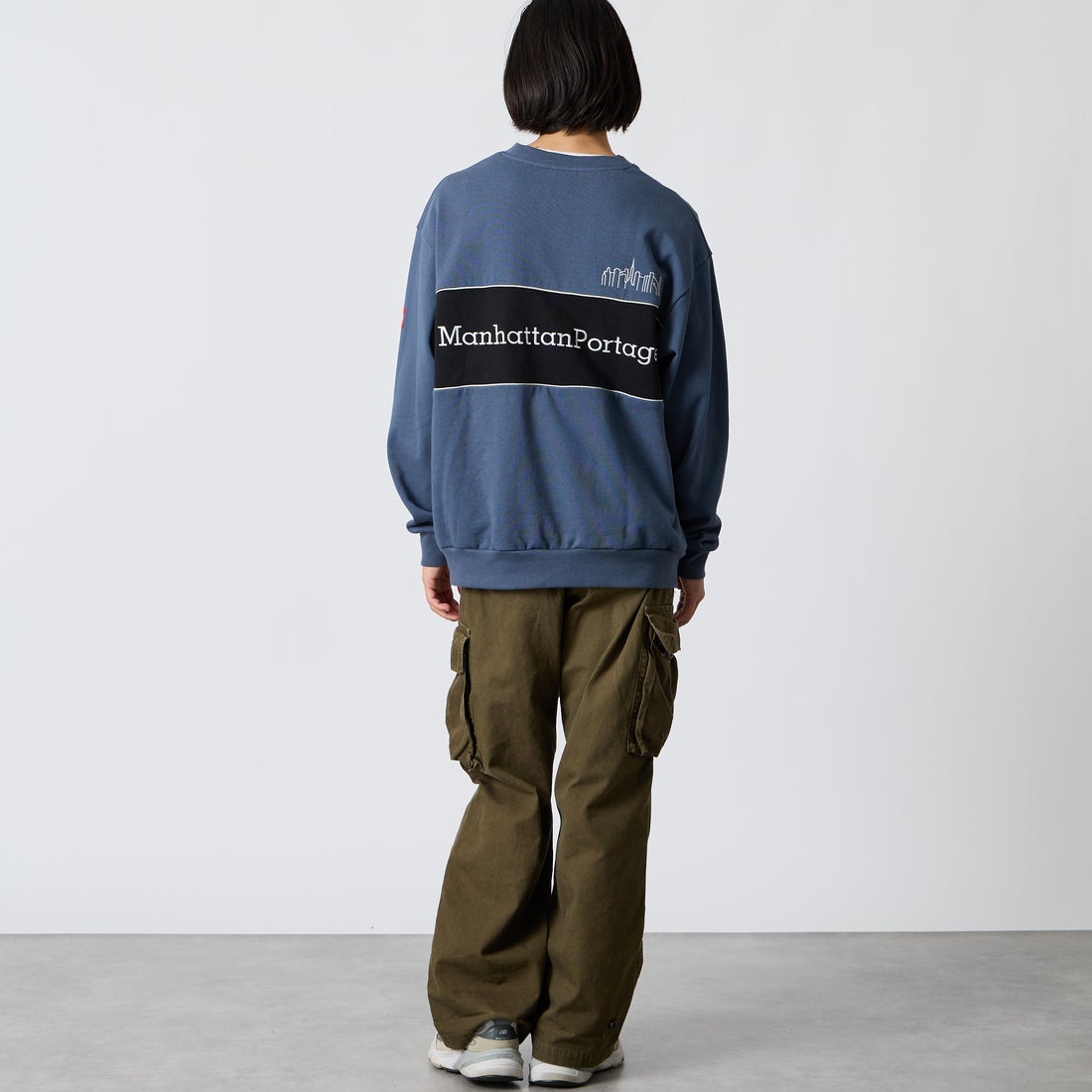 MANHATTAN PORTAGE [マンハッタンポーテージ] 別注 バック切替デザイン クルーネックスウェット [26FWMP-IN87-JF] BLUE &&モデル身長：175cm 着用サイズ：L&&