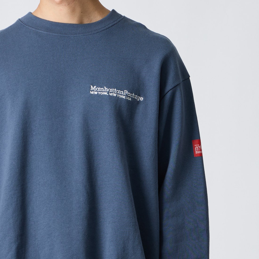 MANHATTAN PORTAGE [マンハッタンポーテージ] 別注 バック切替デザイン クルーネックスウェット [26FWMP-IN87-JF] BLUE &&モデル身長：175cm 着用サイズ：L&&