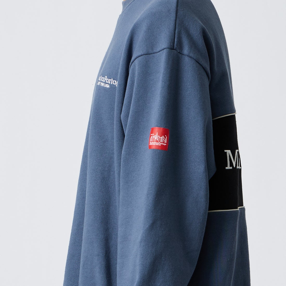 MANHATTAN PORTAGE [マンハッタンポーテージ] 別注 バック切替デザイン クルーネックスウェット [26FWMP-IN87-JF] BLUE &&モデル身長：175cm 着用サイズ：L&&