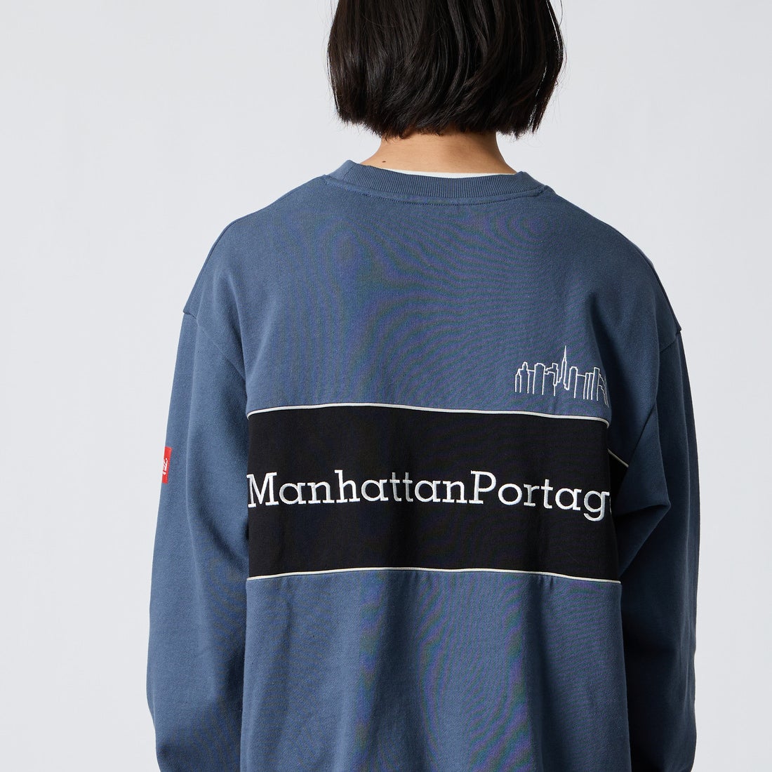 MANHATTAN PORTAGE [マンハッタンポーテージ] 別注 バック切替デザイン クルーネックスウェット [26FWMP-IN87-JF] BLUE &&モデル身長：175cm 着用サイズ：L&&