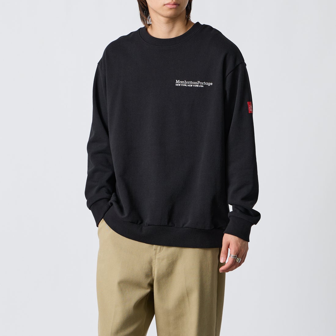 MANHATTAN PORTAGE [マンハッタンポーテージ] 別注 バック切替デザイン クルーネックスウェット [26FWMP-IN87-JF] BLACK &&モデル身長：177cm 着用サイズ：L&&
