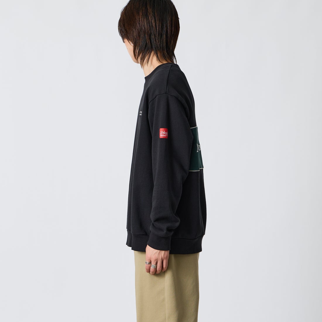 MANHATTAN PORTAGE [マンハッタンポーテージ] 別注 バック切替デザイン クルーネックスウェット [26FWMP-IN87-JF] BLACK &&モデル身長：177cm 着用サイズ：L&&
