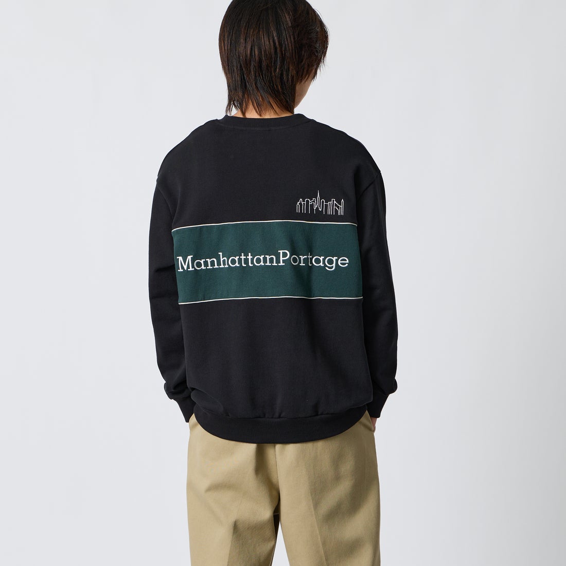 MANHATTAN PORTAGE [マンハッタンポーテージ] 別注 バック切替デザイン クルーネックスウェット [26FWMP-IN87-JF] BLACK &&モデル身長：177cm 着用サイズ：L&&