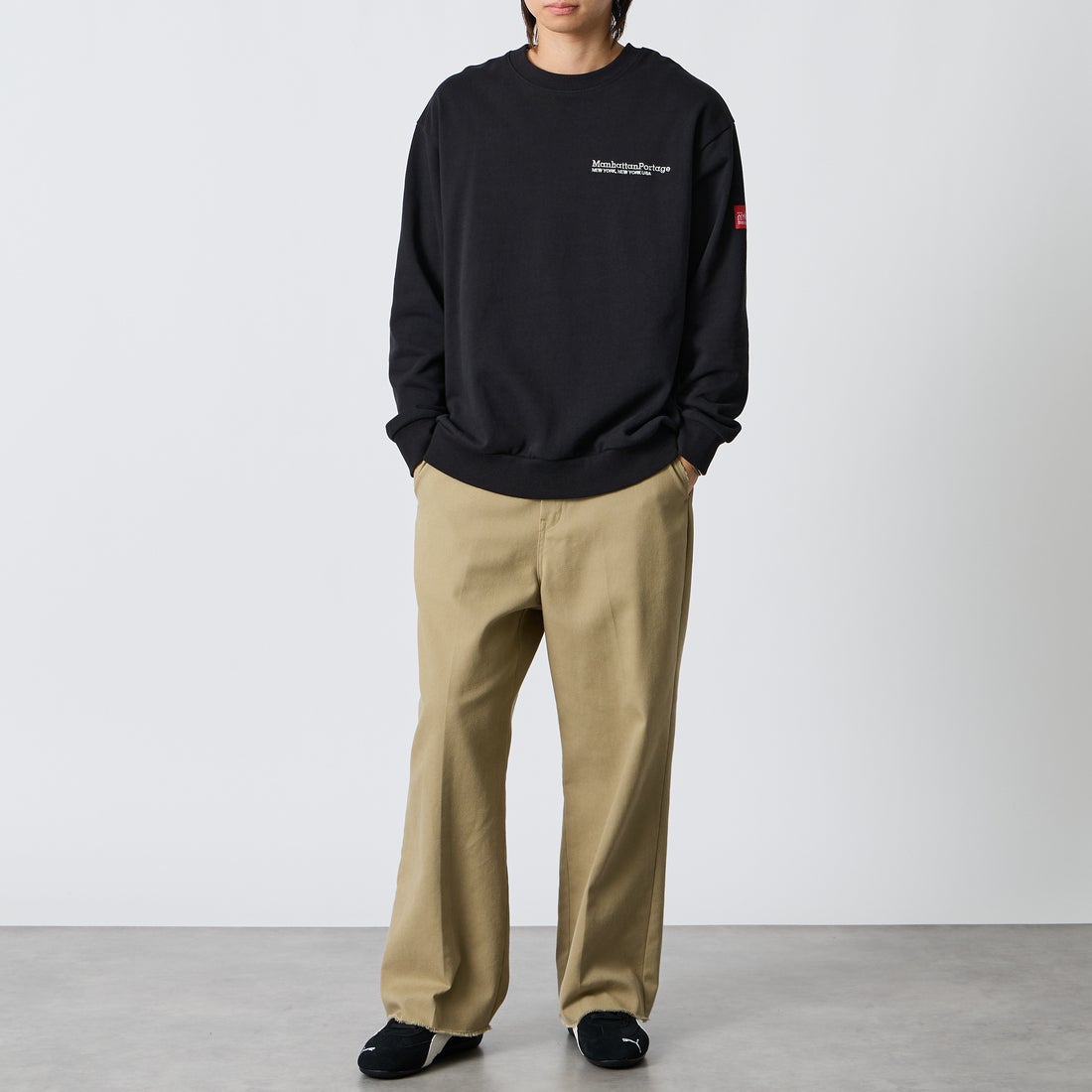 MANHATTAN PORTAGE [マンハッタンポーテージ] 別注 バック切替デザイン クルーネックスウェット [26FWMP-IN87-JF] BLACK &&モデル身長：177cm 着用サイズ：L&&