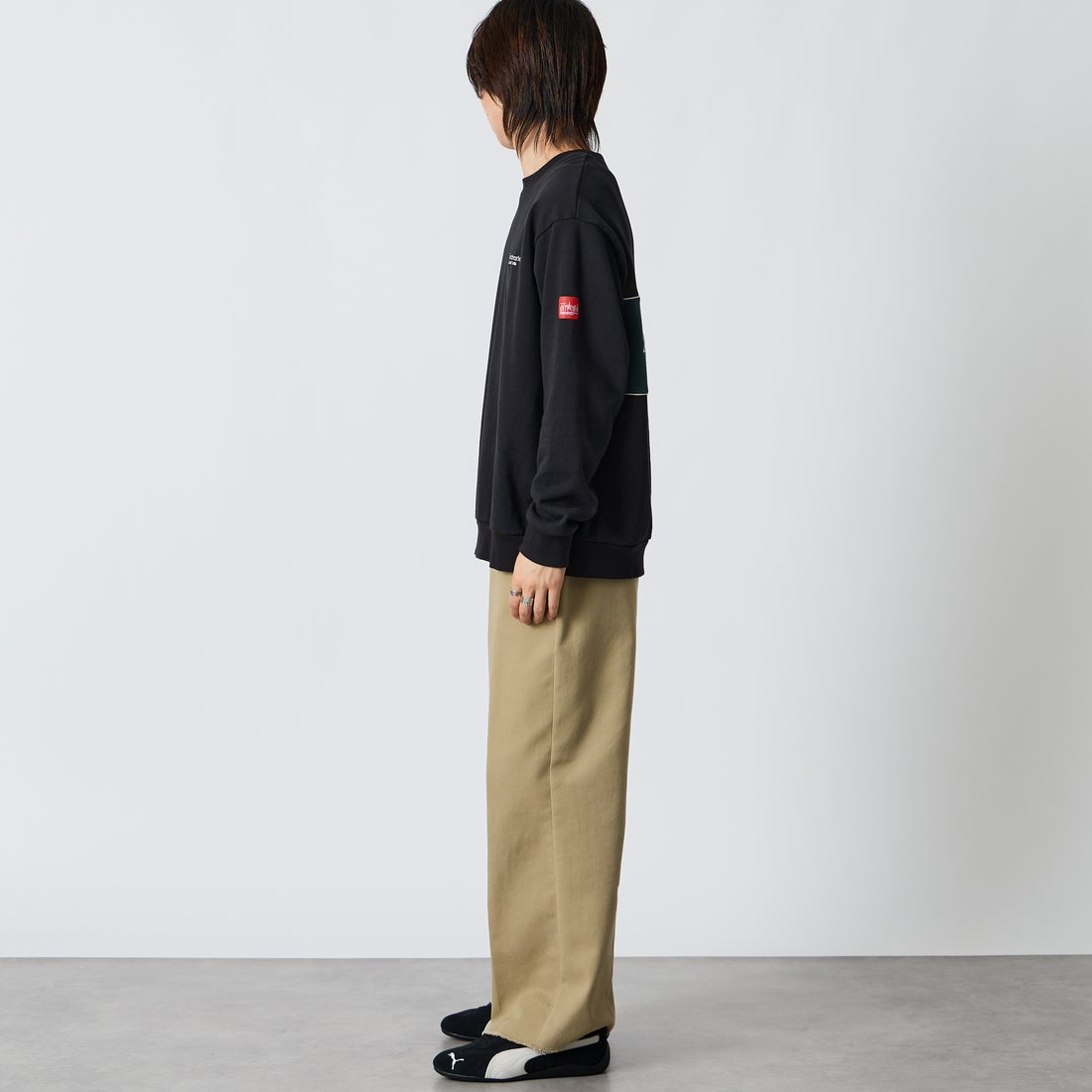 MANHATTAN PORTAGE [マンハッタンポーテージ] 別注 バック切替デザイン クルーネックスウェット [26FWMP-IN87-JF] BLACK &&モデル身長：177cm 着用サイズ：L&&