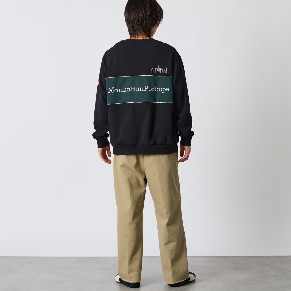 MANHATTAN PORTAGE [マンハッタンポーテージ] 別注 バック切替デザイン クルーネックスウェット [26FWMP-IN87-JF] BLACK &&モデル身長：177cm 着用サイズ：L&&