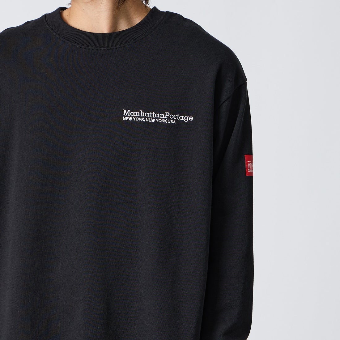 MANHATTAN PORTAGE [マンハッタンポーテージ] 別注 バック切替デザイン クルーネックスウェット [26FWMP-IN87-JF] BLACK &&モデル身長：177cm 着用サイズ：L&&
