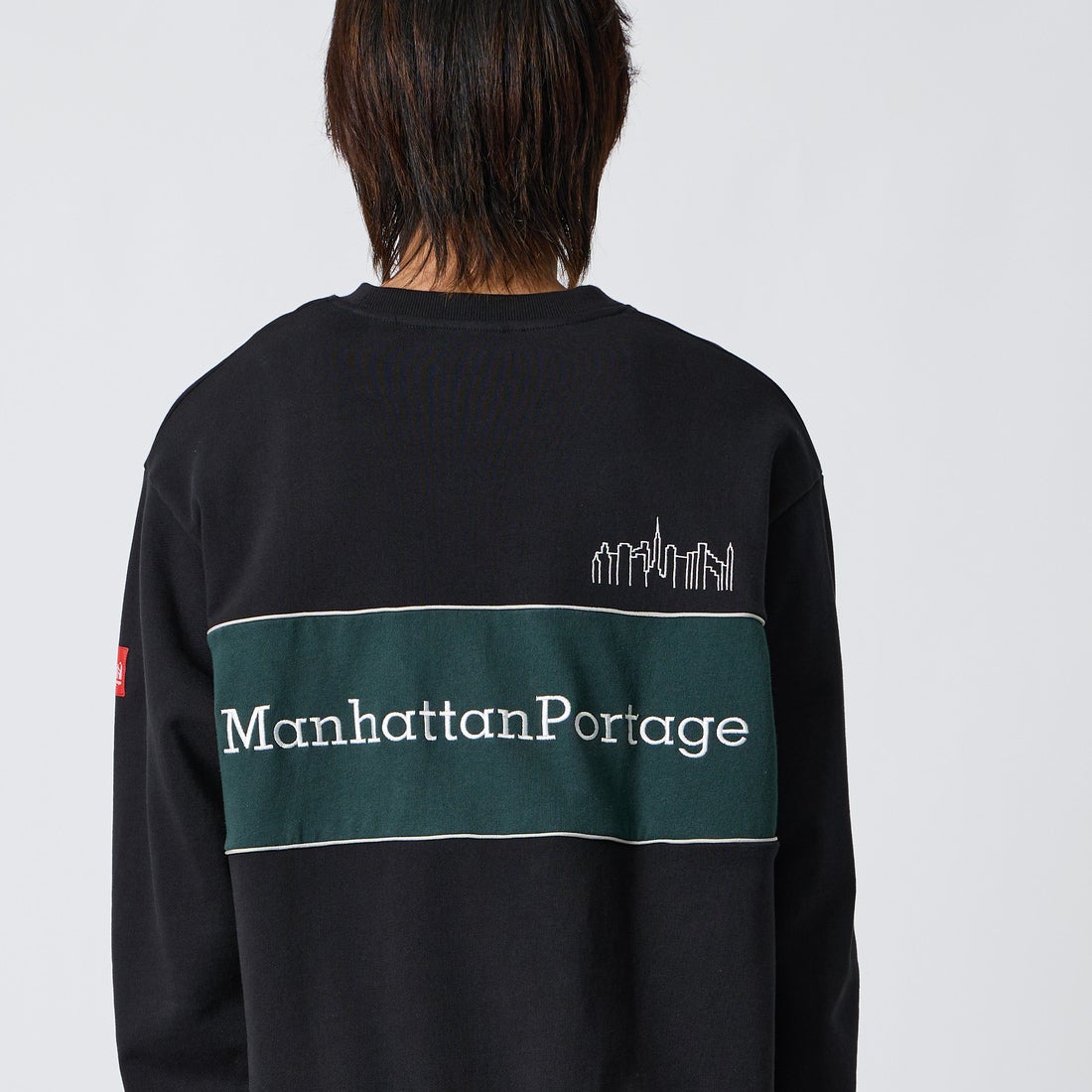 MANHATTAN PORTAGE [マンハッタンポーテージ] 別注 バック切替デザイン クルーネックスウェット [26FWMP-IN87-JF] BLACK &&モデル身長：177cm 着用サイズ：L&&