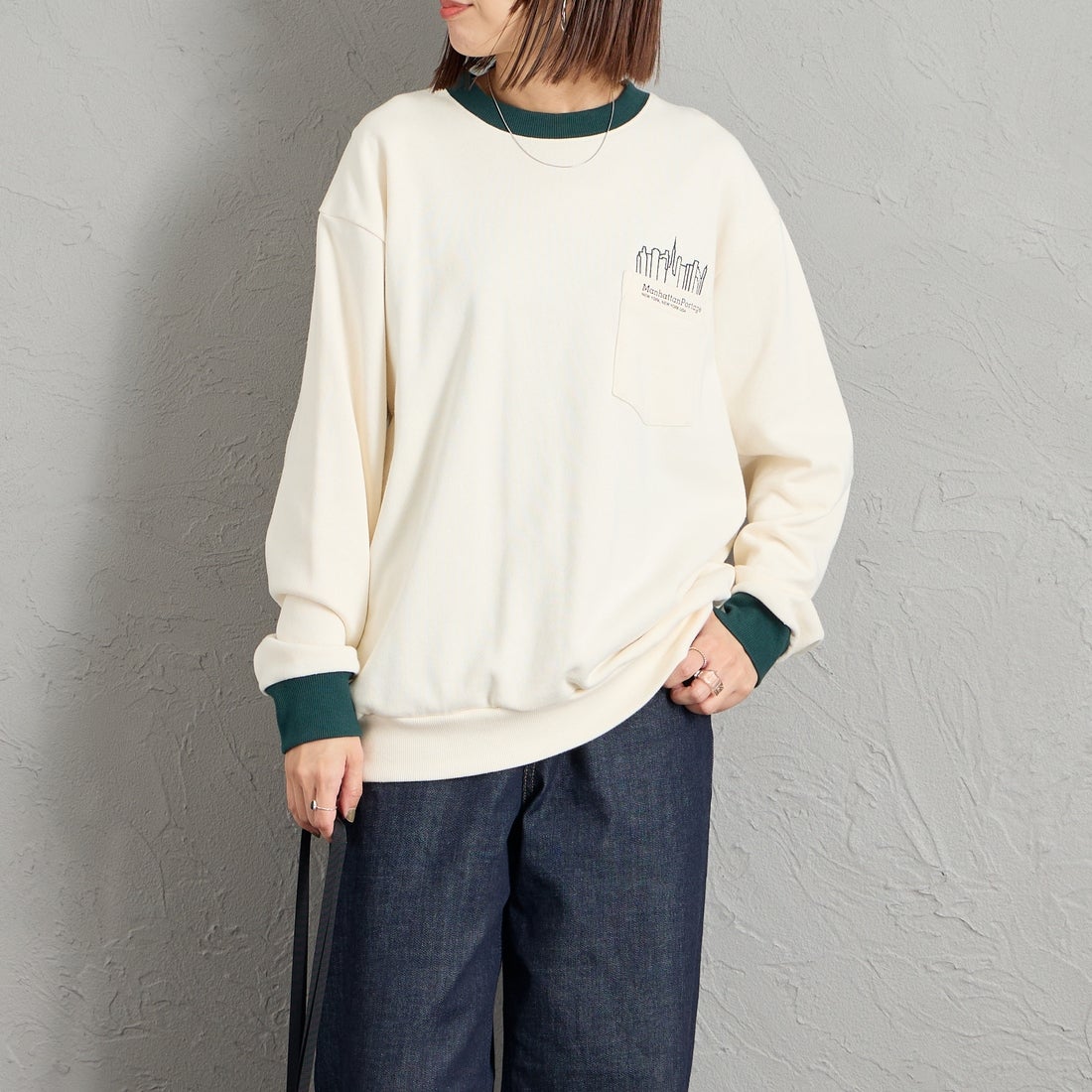 MANHATTAN PORTAGE [マンハッタンポーテージ] 別注 ポケットロゴ刺繍 バックプリントスウェット [26FWMP-IN86-JF] IVORY &&モデル身長：159cm 着用サイズ：S&&