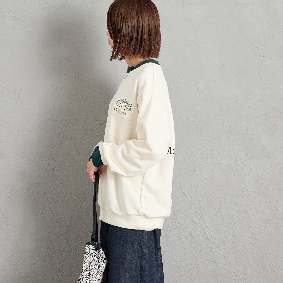 MANHATTAN PORTAGE [マンハッタンポーテージ] 別注 ポケットロゴ刺繍 バックプリントスウェット [26FWMP-IN86-JF] IVORY &&モデル身長：159cm 着用サイズ：S&&