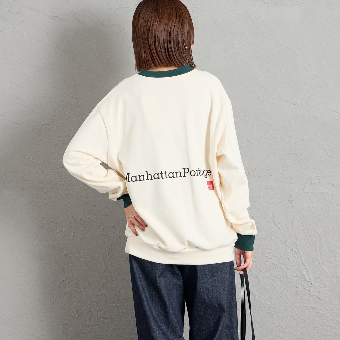 MANHATTAN PORTAGE [マンハッタンポーテージ] 別注 ポケットロゴ刺繍 バックプリントスウェット [26FWMP-IN86-JF] IVORY &&モデル身長：159cm 着用サイズ：S&&