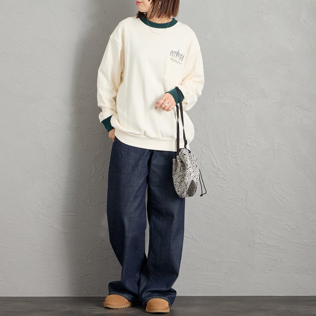 MANHATTAN PORTAGE [マンハッタンポーテージ] 別注 ポケットロゴ刺繍 バックプリントスウェット [26FWMP-IN86-JF] IVORY &&モデル身長：159cm 着用サイズ：S&&