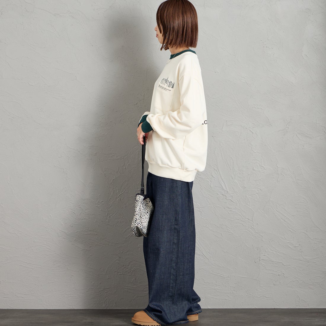 MANHATTAN PORTAGE [マンハッタンポーテージ] 別注 ポケットロゴ刺繍 バックプリントスウェット [26FWMP-IN86-JF] IVORY &&モデル身長：159cm 着用サイズ：S&&