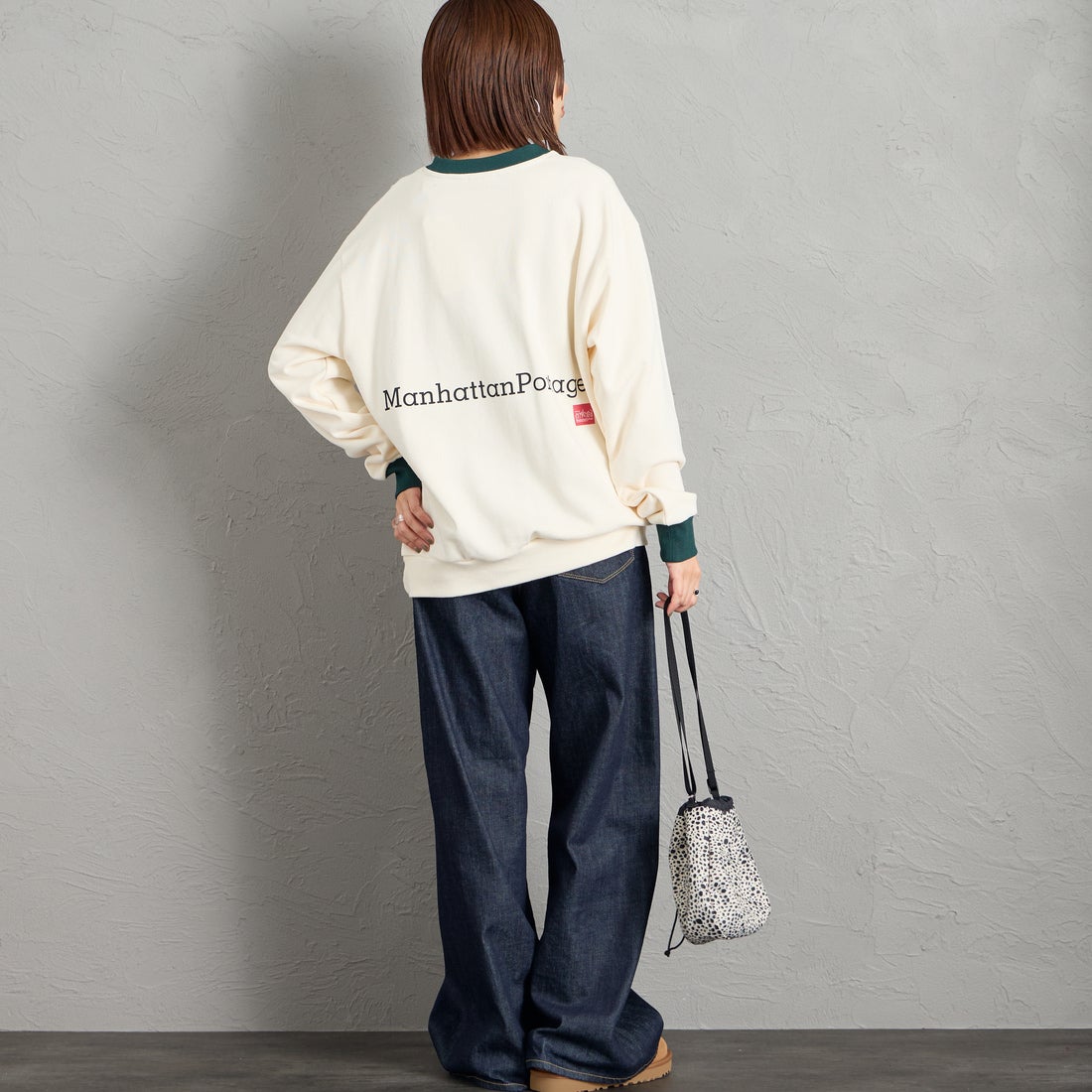MANHATTAN PORTAGE [マンハッタンポーテージ] 別注 ポケットロゴ刺繍 バックプリントスウェット [26FWMP-IN86-JF] IVORY &&モデル身長：159cm 着用サイズ：S&&