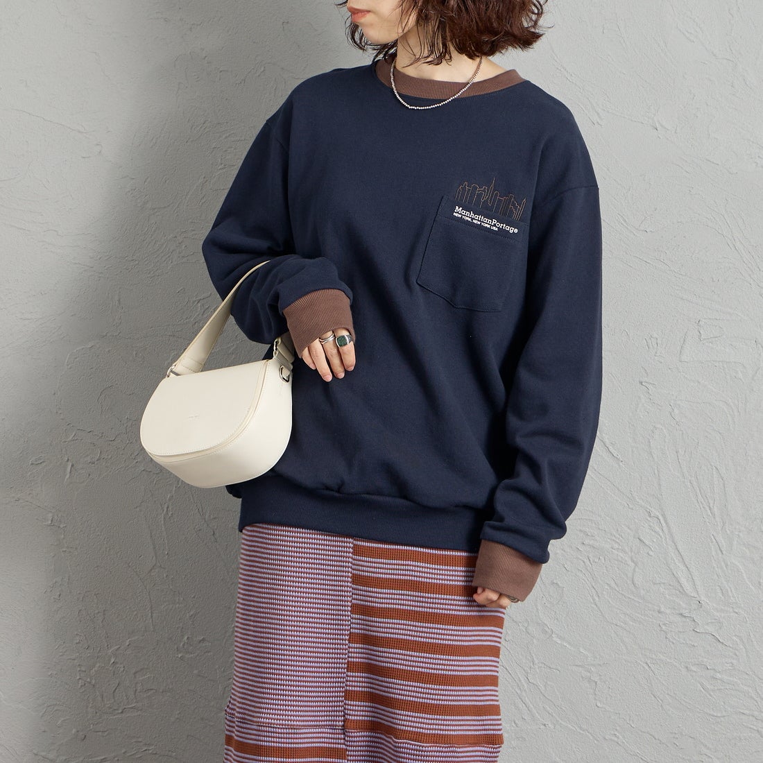 MANHATTAN PORTAGE [マンハッタンポーテージ] 別注 ポケットロゴ刺繍 バックプリントスウェット [26FWMP-IN86-JF] NAVY &&モデル身長：158cm 着用サイズ：S&&