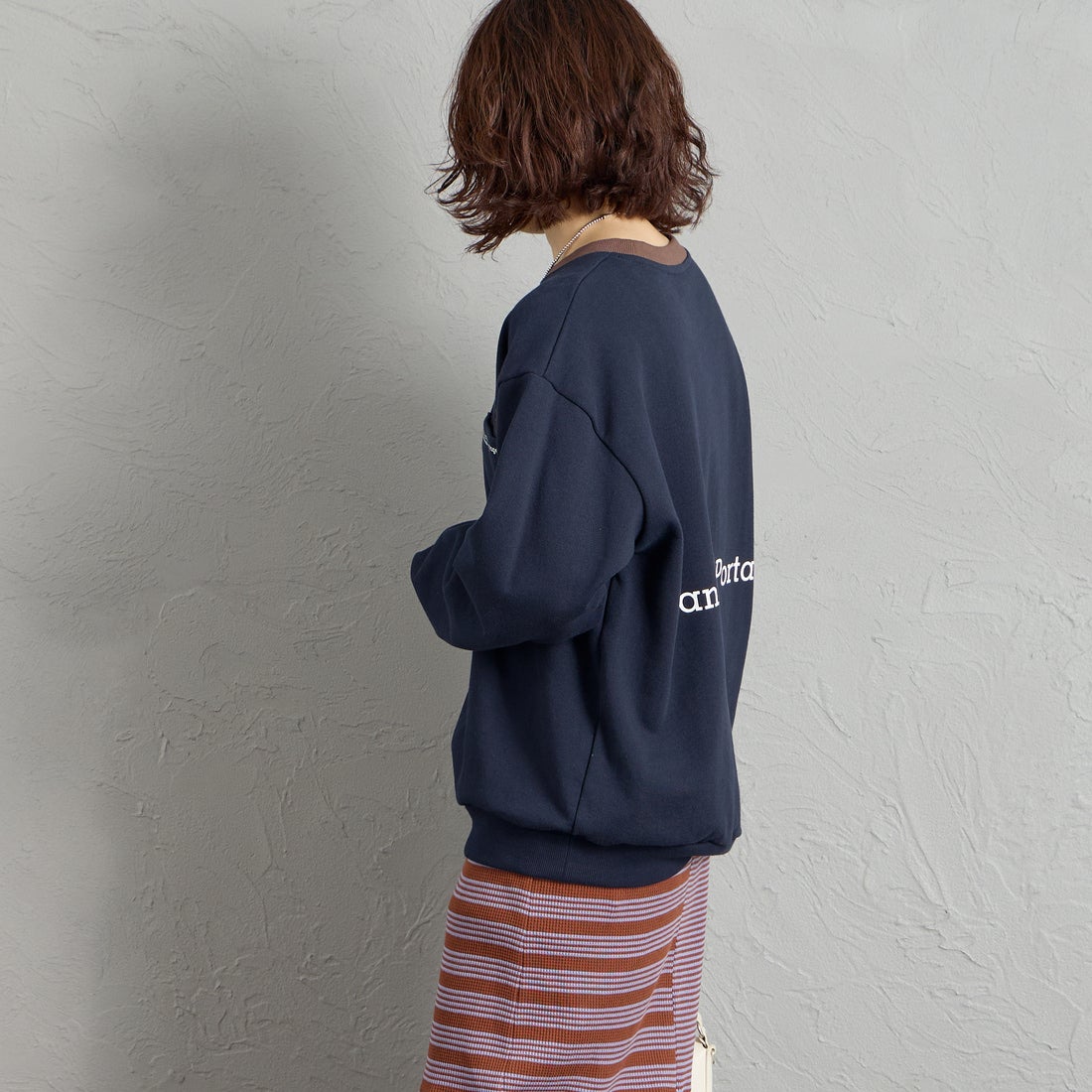 MANHATTAN PORTAGE [マンハッタンポーテージ] 別注 ポケットロゴ刺繍 バックプリントスウェット [26FWMP-IN86-JF] NAVY &&モデル身長：158cm 着用サイズ：S&&