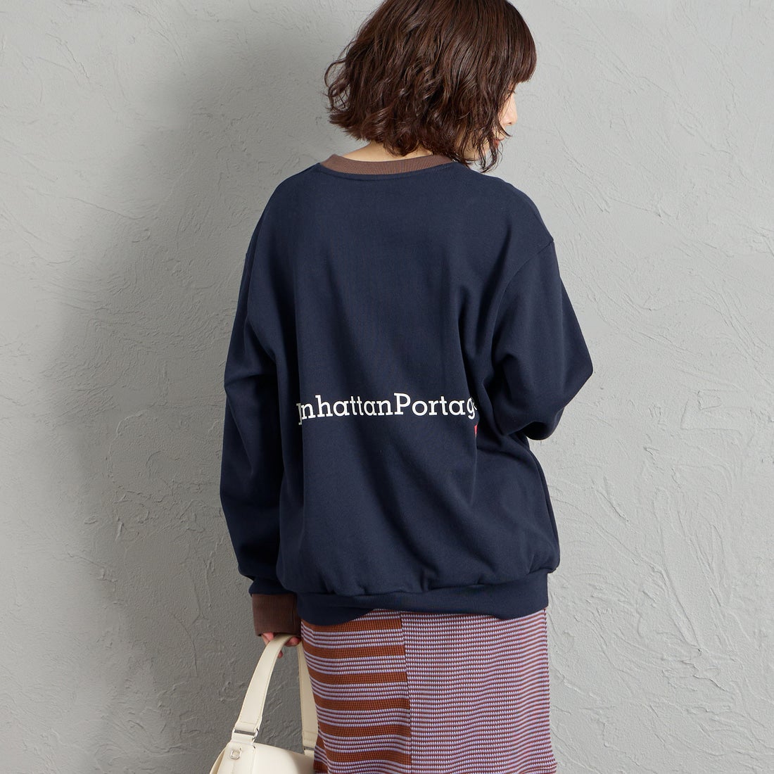 MANHATTAN PORTAGE [マンハッタンポーテージ] 別注 ポケットロゴ刺繍 バックプリントスウェット [26FWMP-IN86-JF] NAVY &&モデル身長：158cm 着用サイズ：S&&
