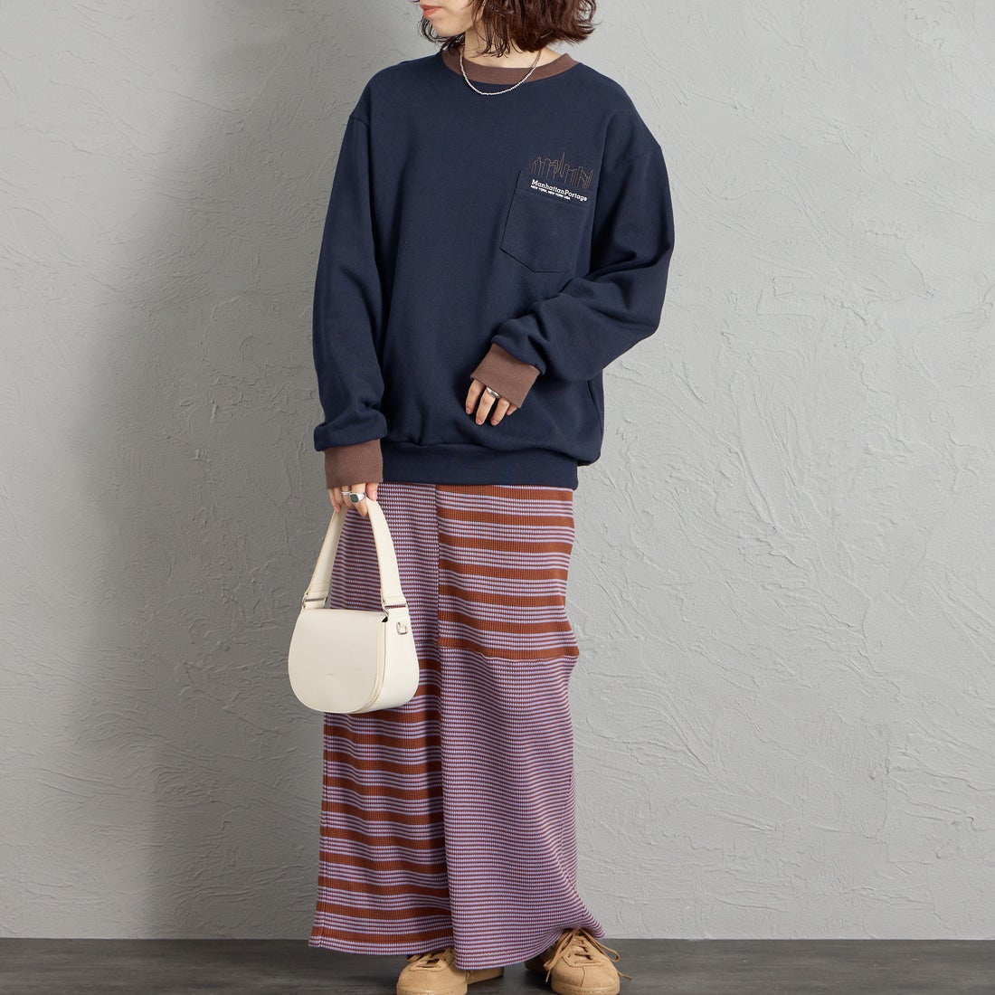 MANHATTAN PORTAGE [マンハッタンポーテージ] 別注 ポケットロゴ刺繍 バックプリントスウェット [26FWMP-IN86-JF] NAVY &&モデル身長：158cm 着用サイズ：S&&