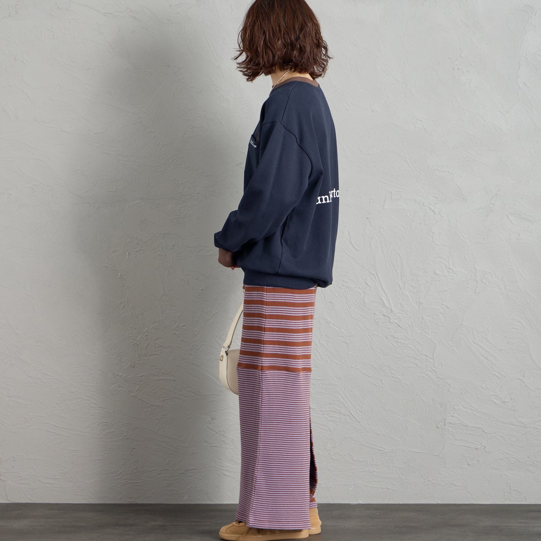 MANHATTAN PORTAGE [マンハッタンポーテージ] 別注 ポケットロゴ刺繍 バックプリントスウェット [26FWMP-IN86-JF] NAVY &&モデル身長：158cm 着用サイズ：S&&