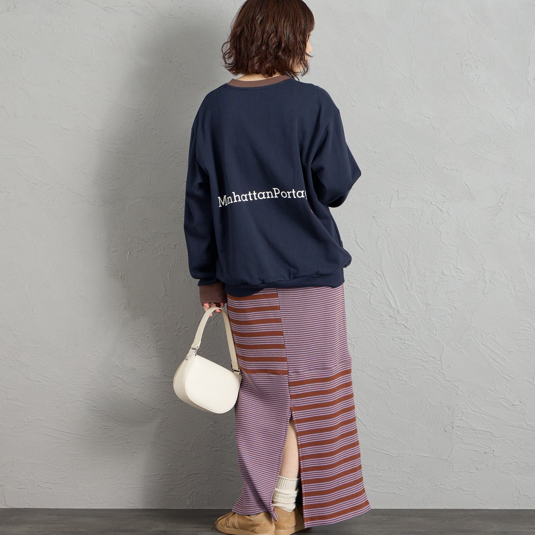 MANHATTAN PORTAGE [マンハッタンポーテージ] 別注 ポケットロゴ刺繍 バックプリントスウェット [26FWMP-IN86-JF] NAVY &&モデル身長：158cm 着用サイズ：S&&